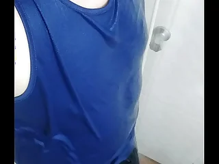 Safado no banho com tes&atilde;o na mala