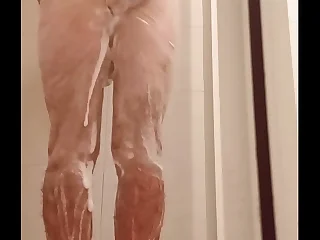 Homem filmado tomando banho no clube